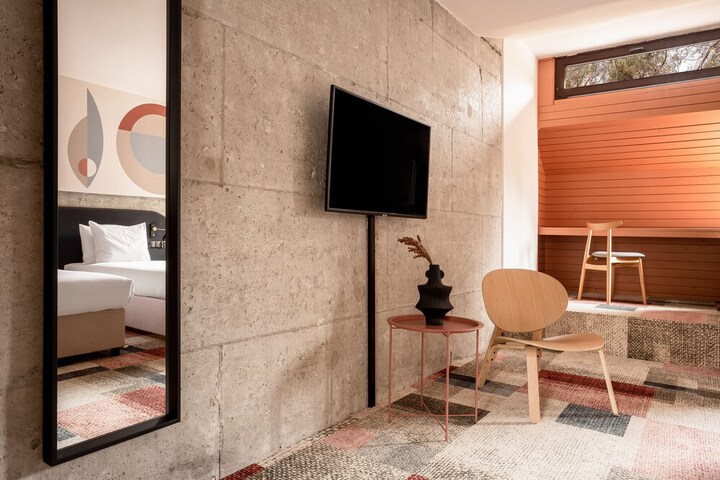 Room 10 of 82