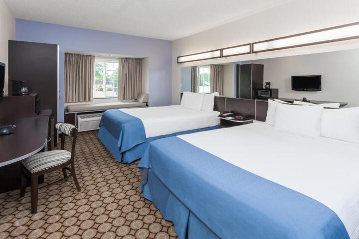1 Queen Bed (10 of 25)