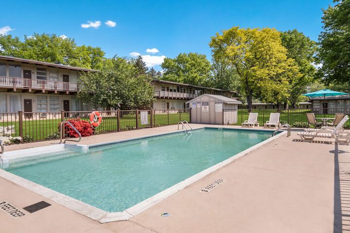 Pool 23 of 29