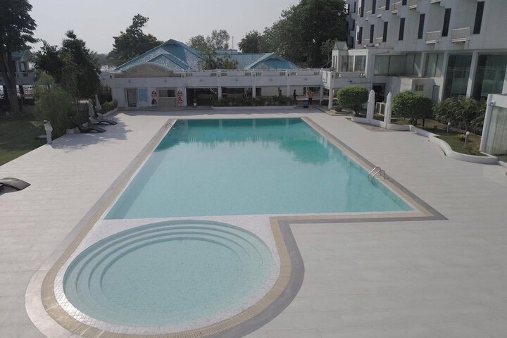 Pools & Facilities