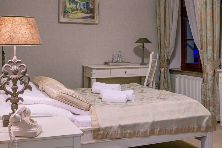 Room 2 of 33