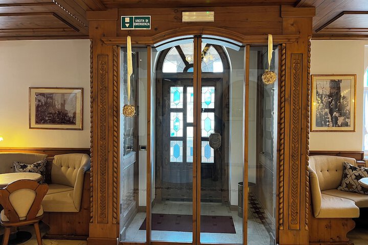 Lobby lounge