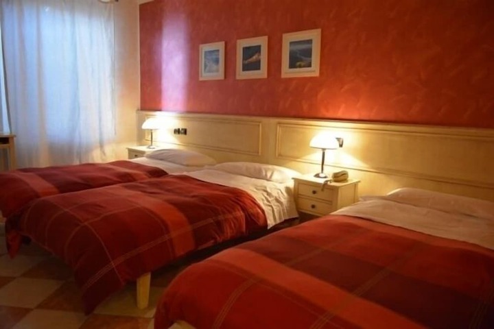 Room 30 of 76