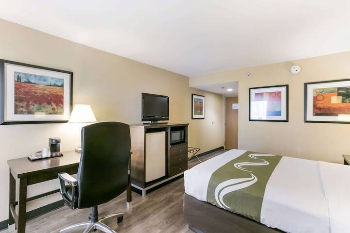 1 Queen Bed (3 of 6)