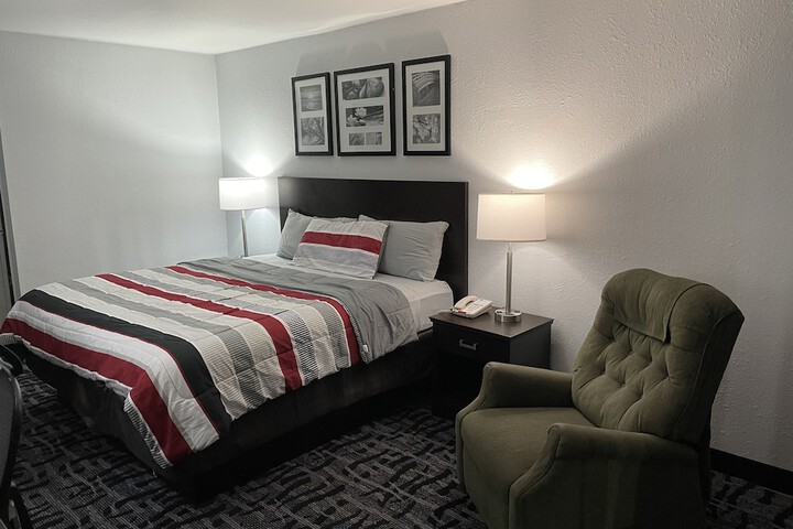 1 King Bed (4 of 5)