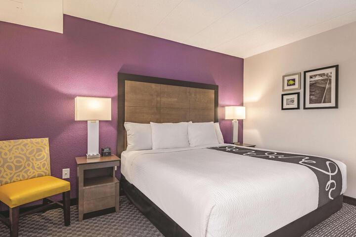1 Queen Bed Deluxe (9 of 18)