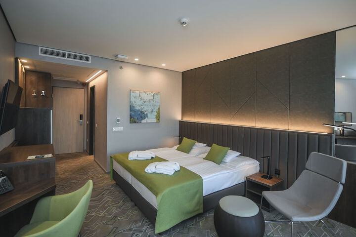 Room 12 of 80