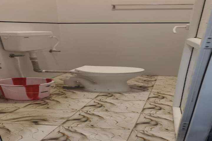 Room 6 of 10