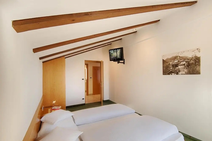 Room 4 of 13