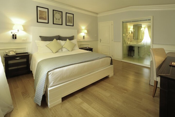 Room 13 of 66