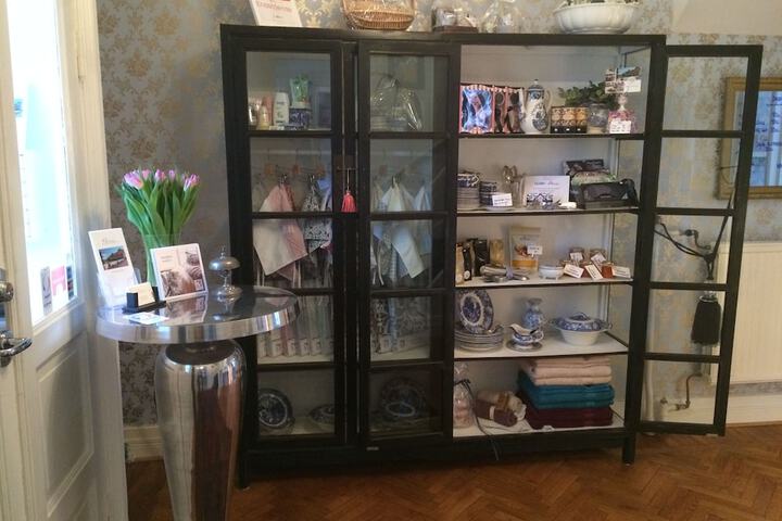 Check-in/check-out kiosk
