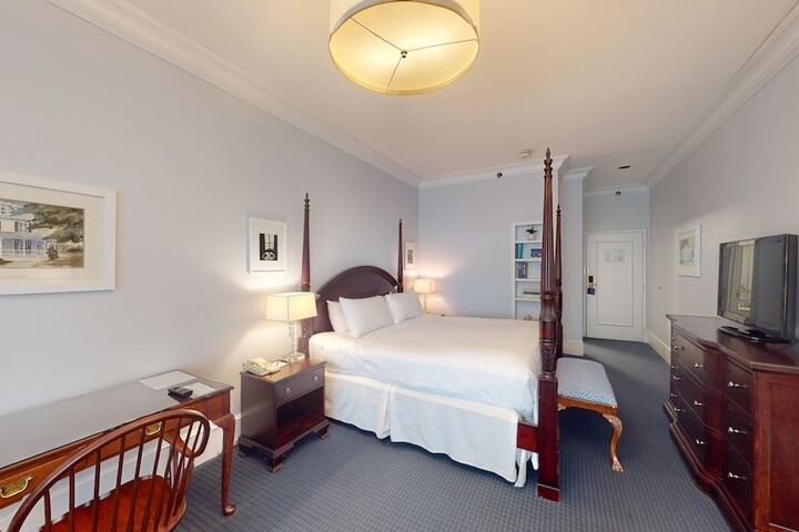 1 King Bed (3 of 8)