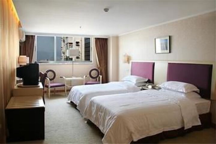 Room 9 of 16