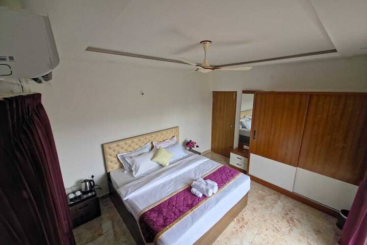 Room 2 of 28
