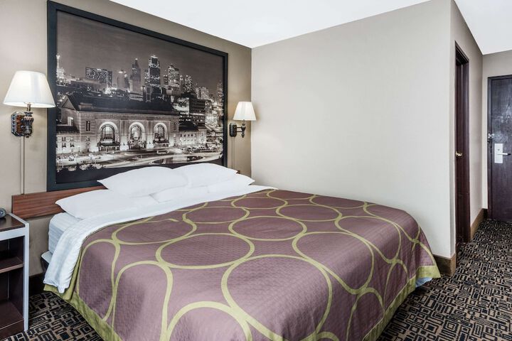 1 King Bed (3 of 8)