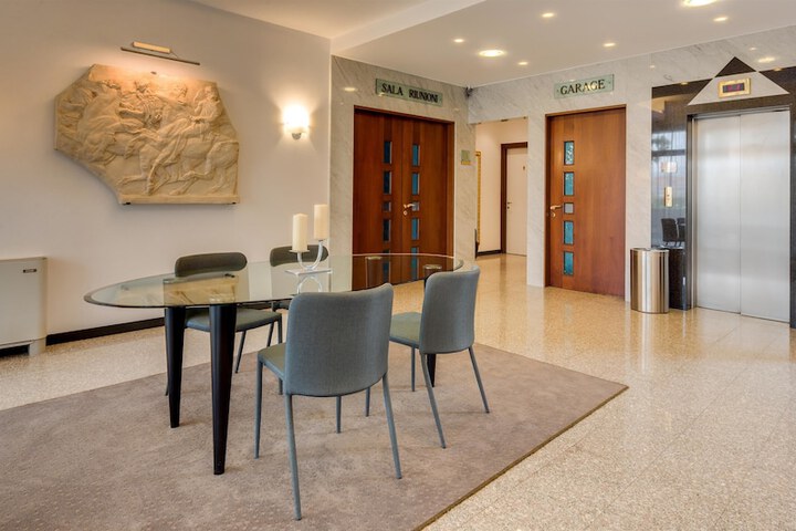 Entrance & Lobby