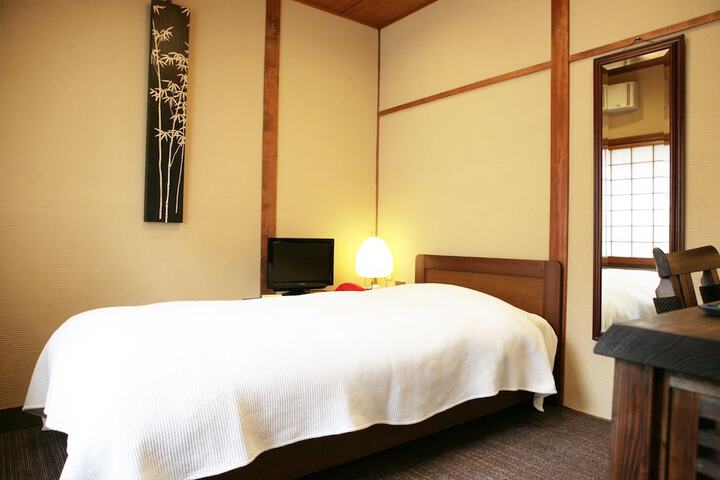 Room 28 of 53