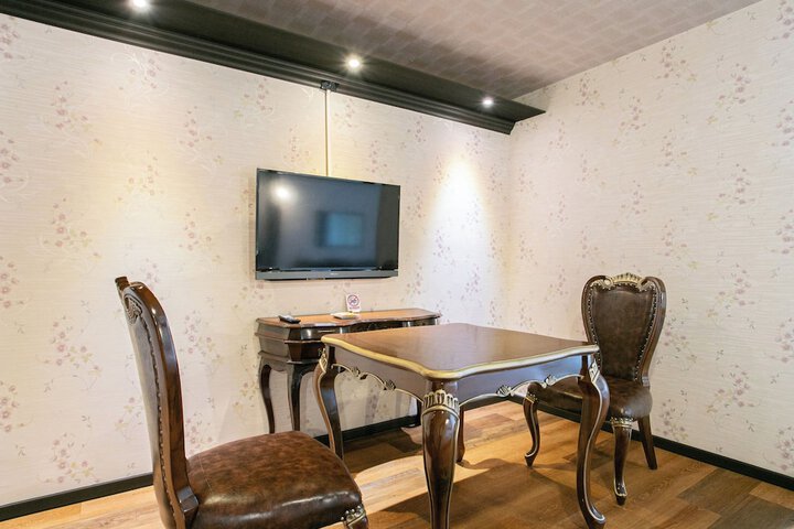Room 13 of 83