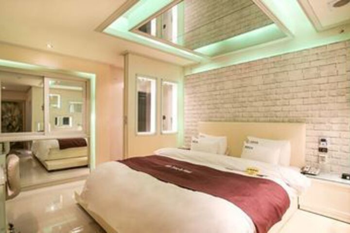 Room 5 of 10
