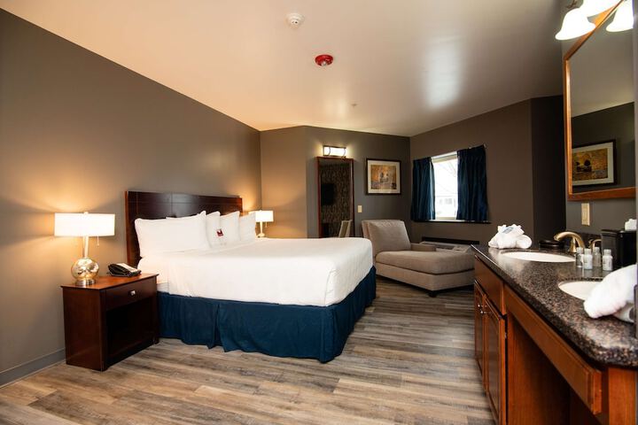 1 King Bed Accessible (31 of 54)