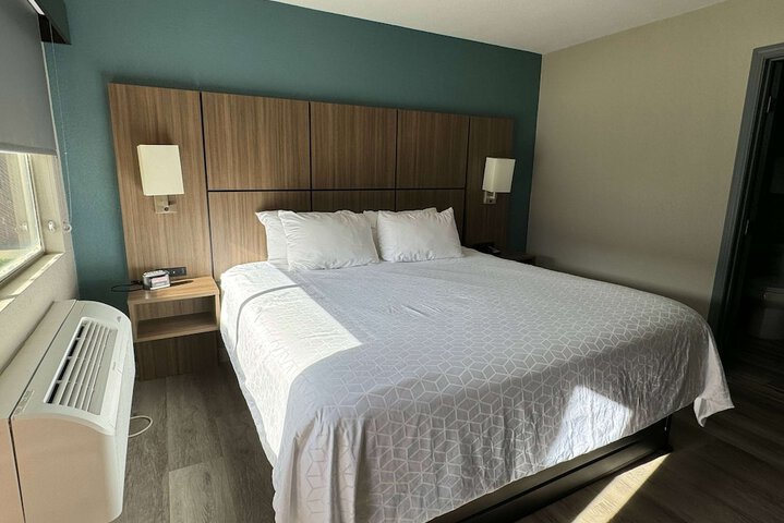 1 King Bed (3 of 5)