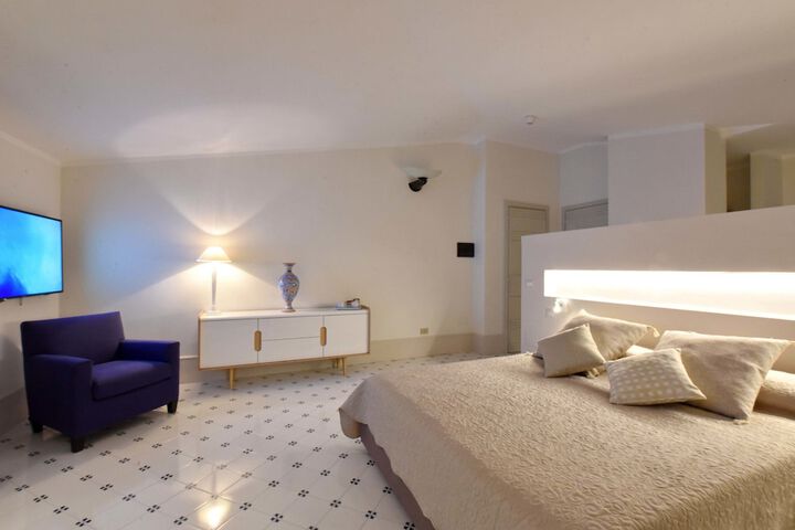 Room 3 of 64