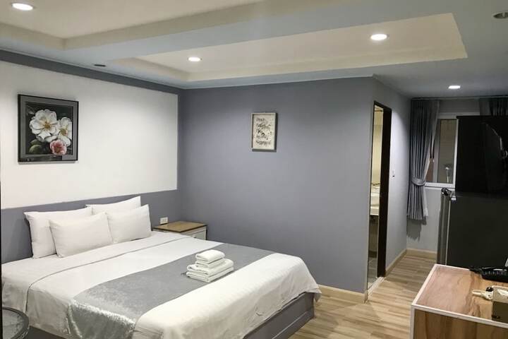 Room 8 of 110