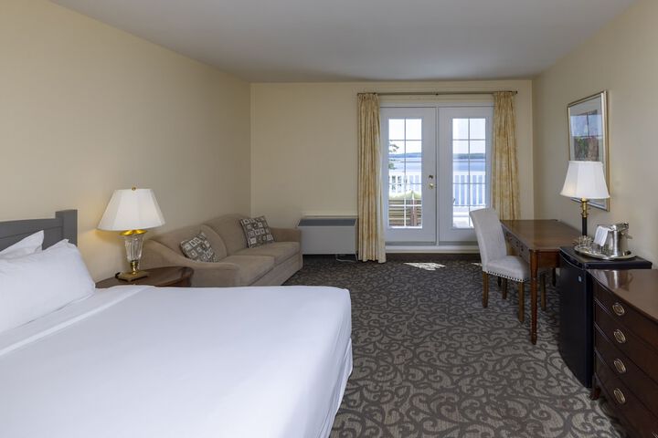 Standard King Bed Lake View (10 of 17)