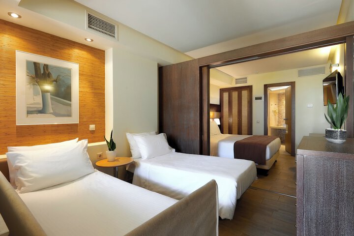 Room 25 of 142