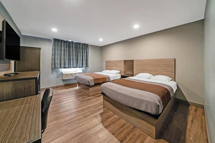 Deluxe Queen Bed