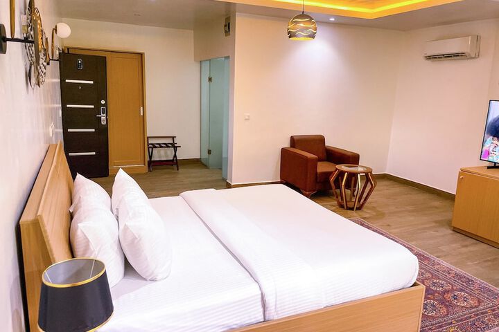 Room 6 of 11