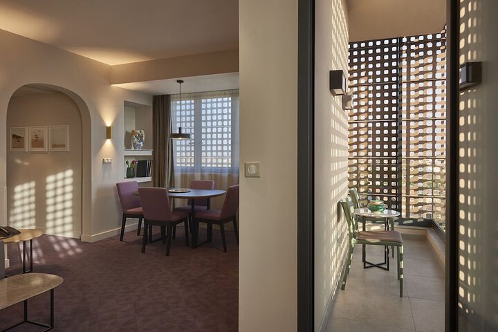 Room 15 of 27