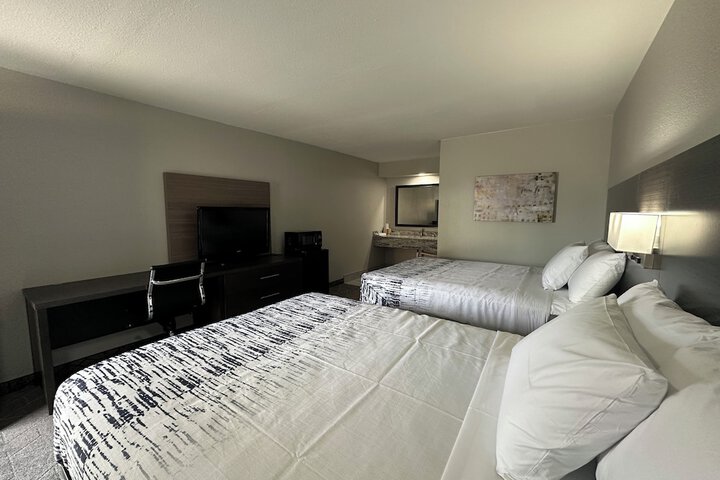 1 Queen Bed (10 of 14)