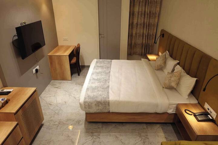 Room 4 of 11