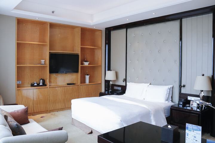 Room 6 of 103