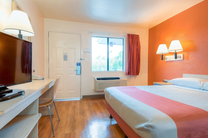 1 Queen Bed (1 of 6)