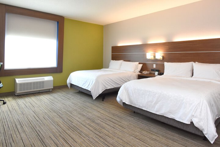 2 Queen Beds (9 of 16)