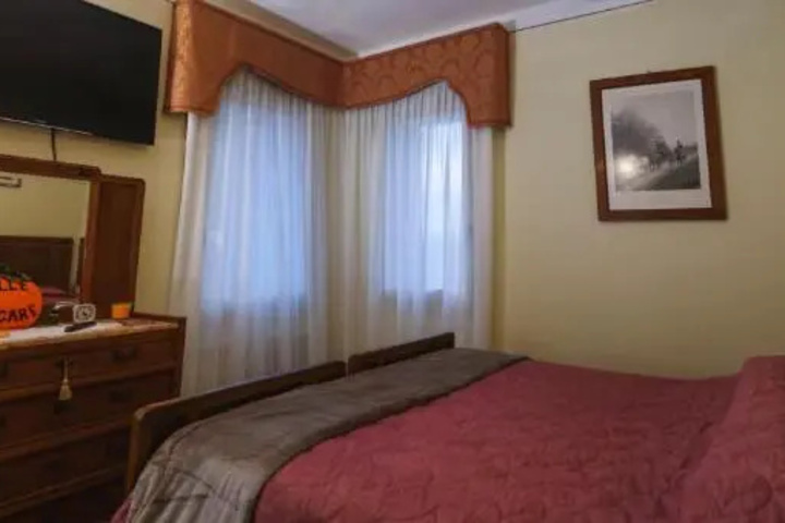 Room 5 of 12