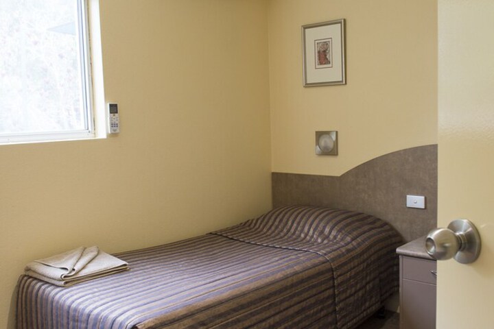 Room 3 of 122