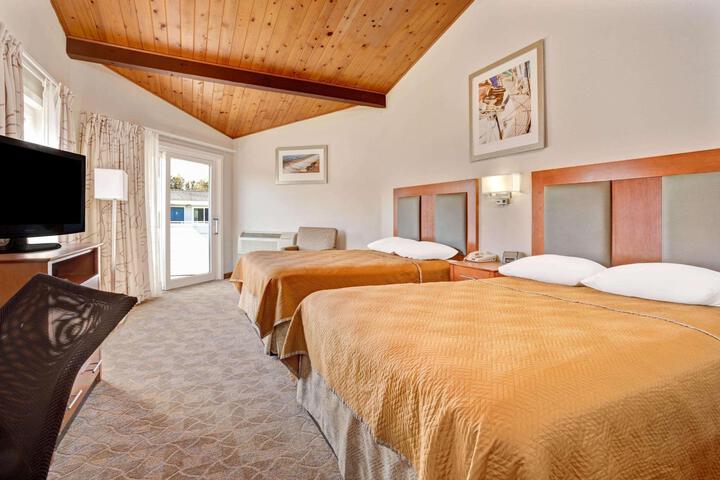 1 Queen Bed (15 of 35)