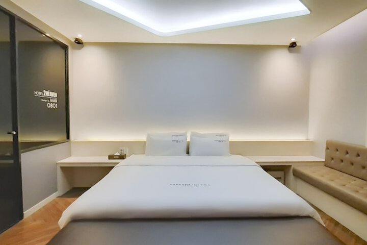 Room 2 of 89