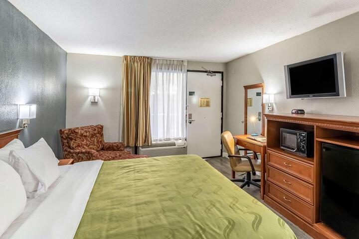 1 King Bed (2 of 13)