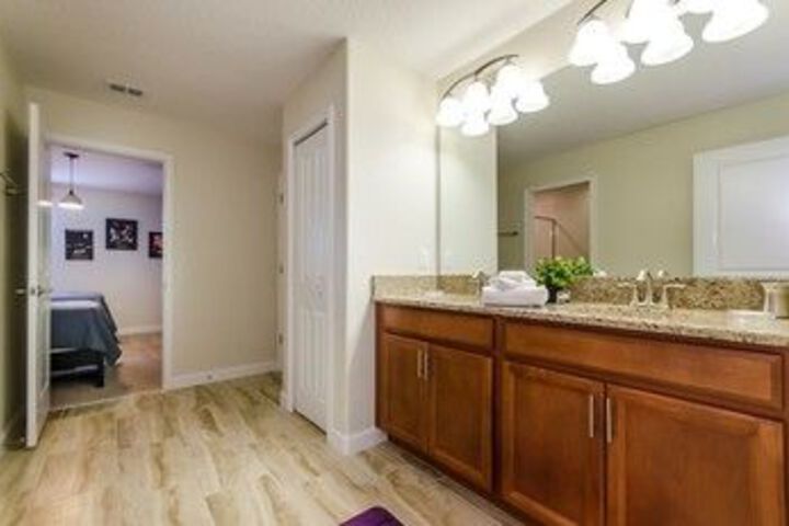 Room 4 of 25