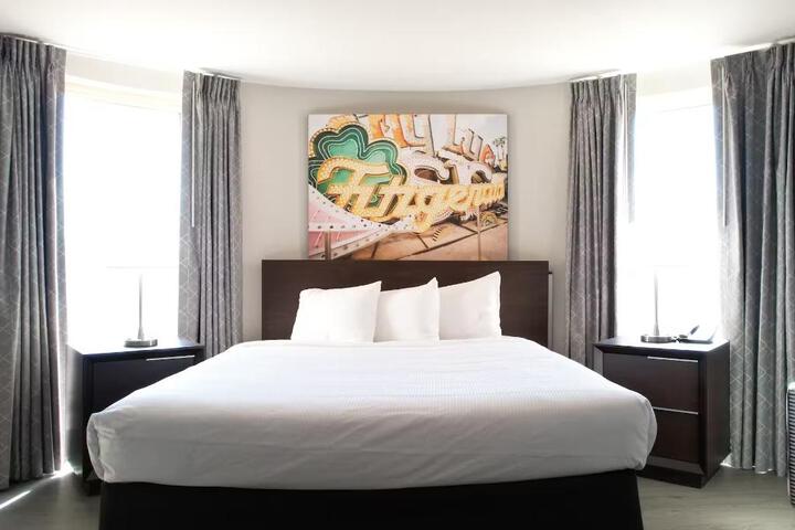 Deluxe King Bed (10 of 12)