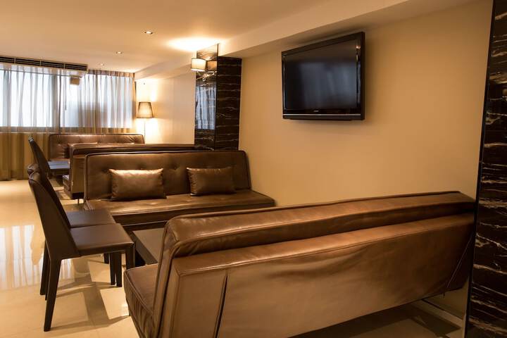 Lounge 48 of 49