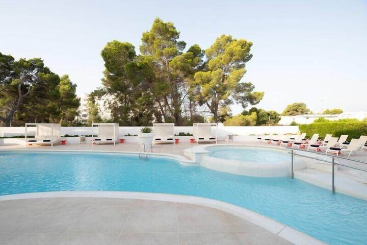 Hotel with Pool
