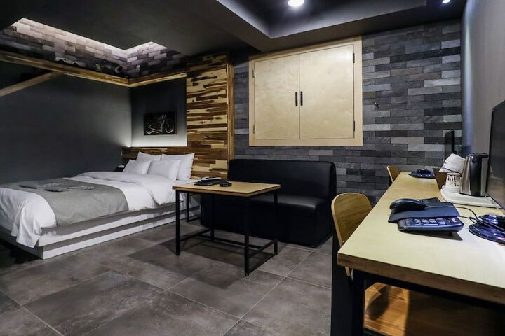 Room 83 of 91