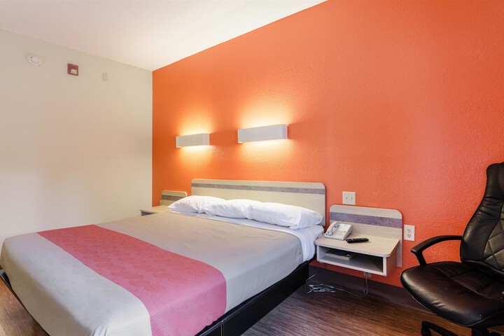 1 King Bed (3 of 14)