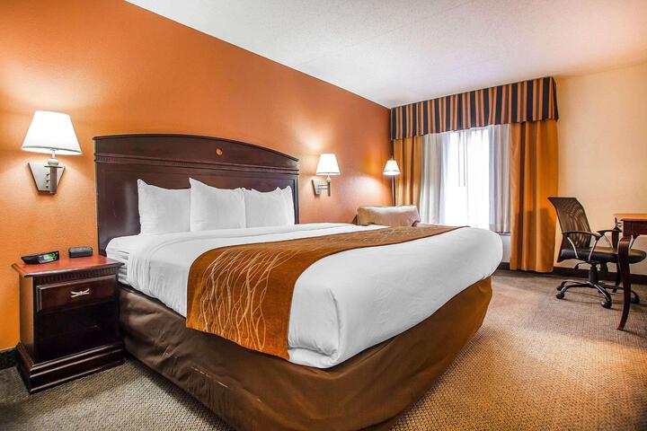 1 King Bed (3 of 23)