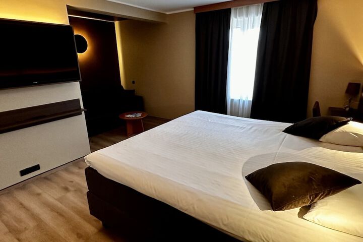 Room 21 of 77